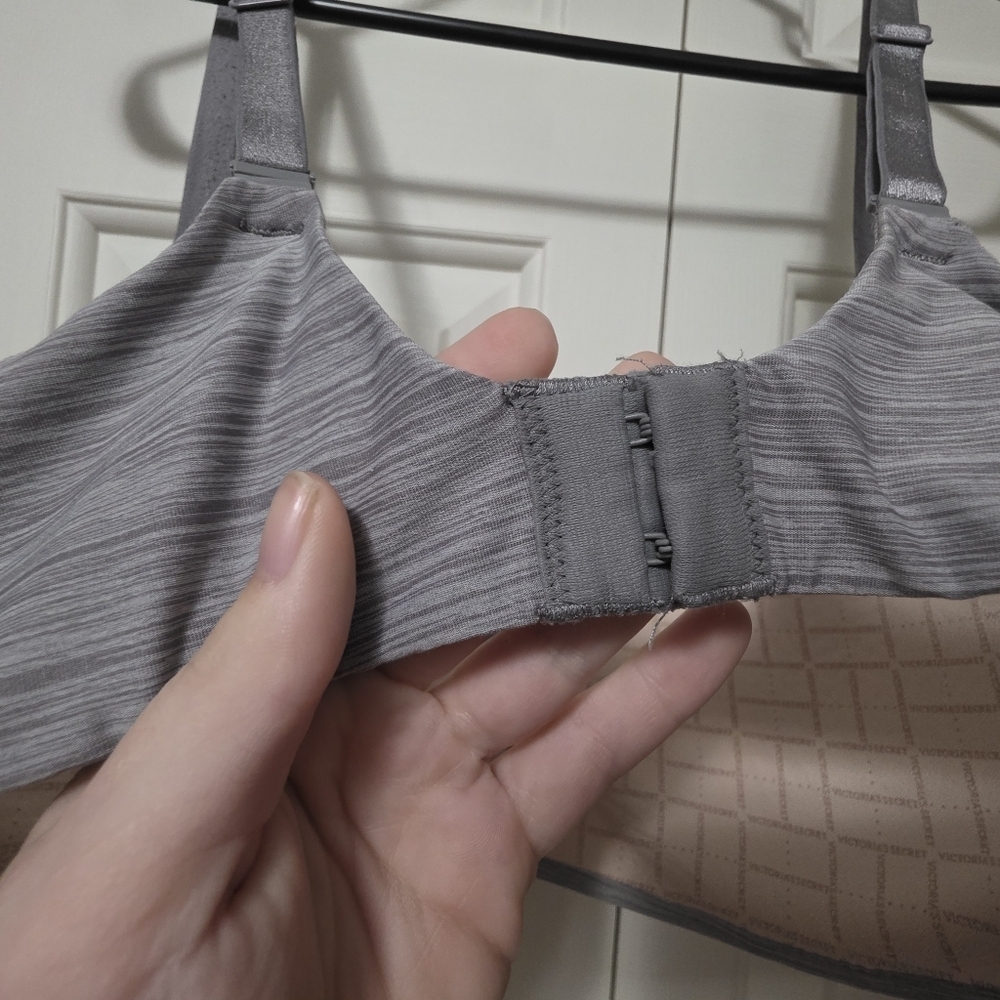 Victoria's Secret Wireless Convertible Light Padded Bra Size 38d - Picture 3 of 7